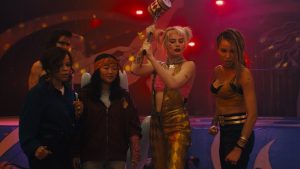 Les quatre filles de Birds of Prey dans une boîte de nuit, Harley Quinn au milieu d'elle s'apprête à faire tomber sa massue, sur le sol pour notre article sur le blockbuster 2020.