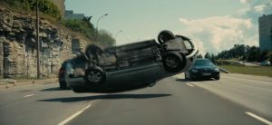 Une voiture se retourne en pleine route dans le film Tenet, un des blockbusters 2020.