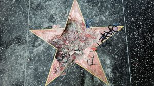 Etoile de Donald Trump sur Hollywood Boulevard détruite et taggée.