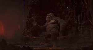 King Kong assis au flanc d'une montagne, dans une lumière sombre teintée de rouge ; scène du film Godzilla vs. Kong.