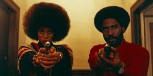 Deux afro-américains, avec la coupe afro des années 70, un homme et une femme, dirigent droit lur revolver vers nous ; image forte du cinéma de genre sous Donald Trump.