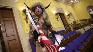 L'homme-viking qui est entré dans le Capitole, avec le drapeau américain dans la main, symbole de la limite floue entre réalité et cinéma de genre sous Donald Trump.