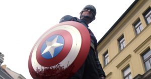 Plan en contre-polngée iconique sur le nouvel Captain American, en costume et son bouclier à la main, plus mince que le Steve Rogers inital.