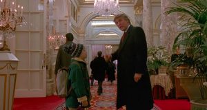 Donald Trump au cinéma dans Maman j'ai raté l'avion, parle à Macaulay Culkin dans le hall d'un hôtel.