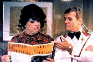 Une femme et un homme lisent les Cahiers du cinéma, l'air très circonspect ; scène d'un film de John Waters surnommé M. Je-sais-tout.