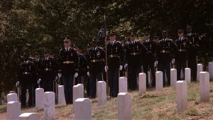 Un troupe de Marines au garde-à-vous devant les tombes d'un cimetière militaire dans le film Jardins de Pierre de Francis Ford Coppola.