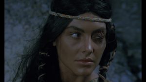 Gros plan sur le visage d'une belle Amérindienne, de nuit, un oeil crevé, issu du film Scalps.