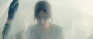 Le visage de Suliane Brahim caché derrière un voile transparent et un un peu opaque dans le film La Nuée de Just Philippot.