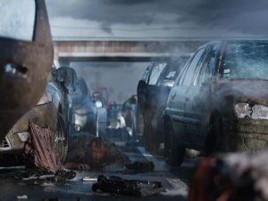 Le long d'une autoroute sous un ciel brumeux des automobiles sont abandonnées et fument comme brûlées par de l'acide ; plan issu du court-métrage Acide de Just Philippot.