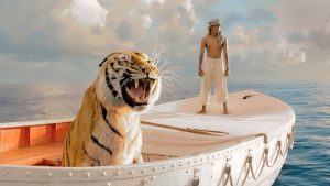 Pi est debout sur sa barque blanche au beau milieu de l'océan, regardant l'horizon tandis qu'un tigre au premier plan rugit.