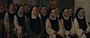 Toute l'assemblée des soeurs du couvent de Benedetta assises et écoutant patiemment.