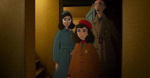 Anne Frank et ses deux parents, l'air abattu, sur le palier d'une demeure, dans un couloir ; ils portent tous trois l'étoile jaune ; scène du film Où est Anne Frank !