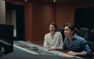 Tilda Swinton et un ingénieur du son assistent attentifs à une séance d'enregistrement en studio dans le film Memoria.