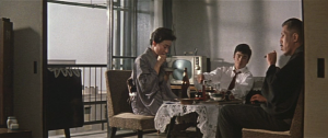Un salon japonais des années 60, un homme mûr, sa femme face à lui en kimono, et leur jeune fils entre eux, prennent le déjeuner dans le film La bête élagante.