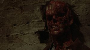 Le visage d'un homme, décharné, ensanglanté, sans yeux, tel un zombie dans le film Le métro de la mort.