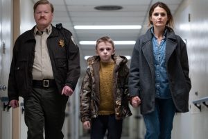 Dans un couloir d'hôpital, Keri Russell et Jesse Plemons escortent un petit garçon dans le film Affamés.