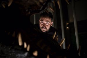 Juan Antonio Bayona vu entre les dents d'une maquette de dinosaure carnivore, sur le plateau de tournage.