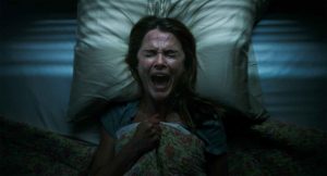 Vue en contre-plongée, Keri Russell hurle, comme en plein cauchemar, allongée dans son lit, de nuit ; plan du film Affamés.