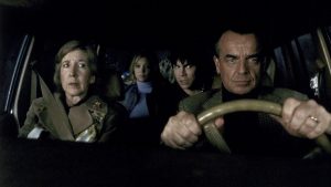 La famille du film Dead End, tous dans la voiture, le père cramponné au volant, tous ont l'air très anxieux.