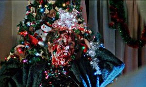 La tête d'une femme découpée accrochée au sapin comme une boule de Noël dans le film Jack Frost.