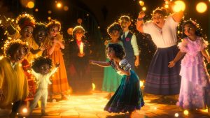 Pour notre article sur Disney 2021, scène de danse et de liesse entre femmes de plusieurs générations, baignées dans une lumière jaune féérique, extraite du film Encanto, la fantastique famille Madrigal.