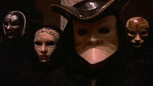 Quatre individus en masque de carnaval vénitien dans le film Eyes Wide Shut.