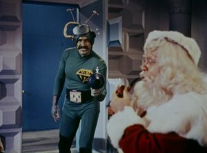 Un Martien menace le Père Noël, qui l'ignore royalement, avec son laser dans le film Le Père Noël contre les martiens.