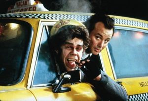 Dans un taxi jaune, le chauffeur sort sa tête de sa vitre et fait une grimace, derrière lui Bill Murray passe sa tête pour observer aussi ; plan issu du film Fantômes en fête.