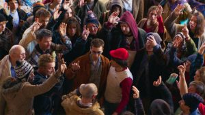 Zabulon et Issachar au milieu d'une mêlée de gens qui lèvent tous la main en l'air ; scène incongrue du film Fils de plouc.