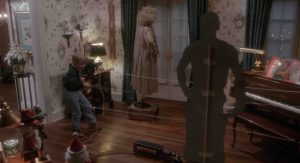 Le petit Kevin tisse un piège dans le salon de sa maison, à l'aide d'un fils et de deux mannequins ; scène du film Maman, j'ai raté l'avion.