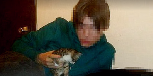 Luka Rocco Magnotta pose avec un petit chaton, son visage est floué ; scrrenshot du documentaire true crime Don't fuck with cats.