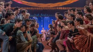 A un bal de fin d'année, la rangée des garçons fait face à la rangée des filles, comme dans une posture de défi ; scène du film West Side Story.