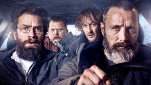 Les quatre héros masculins du film Riders of justice en voiture (deux devant, deux derrière), nous regardent droit dans les yeux, Mads Nikkelsen est au volant.