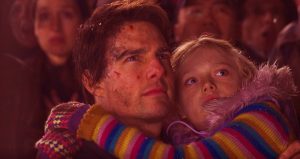 Dans le film La guerre des mondes de Steven Spielberg, Tom Cruise regarde en l'air, la mine sereine, sa fille blonde dans les bras.