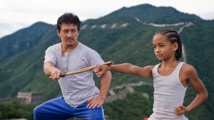 Au coeur de montagnes vertes, Jaden Smith s'entraîne au combat sous le regard de Jackie Chan ; plan issu du film Karate Kid pour notre article sur Will Smith.