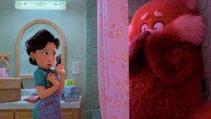 Mei Lee en panda roux se cache de sa mère dans la baignoire, derrière le rideau de la douche ; sa mère est face au rideau, hésitant à l'ouvrir ; scène du film Alerte Rouge.
