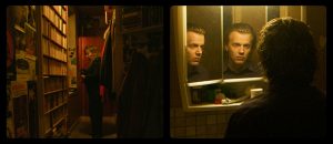 Split-screen : à gauche, un couloir d'appartement plongé dans un clair-obscur n'éclairant qu'une étagère de livres ; à droite, Alex lutz se regarde, épuisé, dans le miroir ; plans issus du film Vortex de Gaspar Noé.
