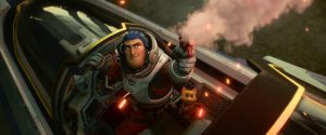 Debout dans un vaisseau dont le cockpit est ouvert, Buzz l'Eclair tire un fumigène en direction du ciel.