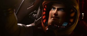 Buzz l'Eclair dans une capsule sombre, la mine soucieuse et concentrée dans le film éponyme.