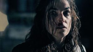Une femme horrifiée, du sang sous le nez, jette un regard angoissé sur sa gauche ; plan rapproché-épaule issu du film Veneciafrenia.