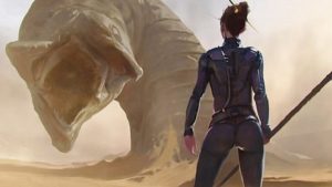 Une femme en combinaison de cuir et tenant un grand javelot, vue de dos, fait face à un ver géant qui surgit du sable ; plan issu du film Dune 2022.