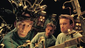 Les trois scientifiques fous du film Les enfants de la cité perdue de Jeunet & Caro, dans leur labo, guettent quelque chose.