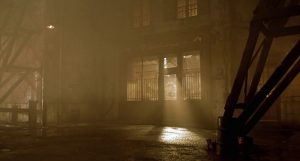 Plan d'ensemble sur une bâtisse plongé dans la brume, qui semble vieille, juste un peu de lumière passe à travers les volets du rez-de-chaussée, le tout dans une teinte sepia issue du film Delicatessen de Jeunet & Caro.