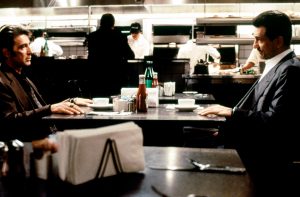 Robert de Niro et Al Pacino face à face dans un restaurant de nuit, dans le film Heat.