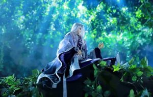Le personnage principal de Demigod : the Legend Begins, avec ses longs cheveux blancs et sa robe blanche et noire qui flotte délicatement au vent, est assis sur les feuillages d'une forêt verdoyante ; le soleil passe à travers les branches mais n'éclaire pas assez la scène, qui donne le sentiment de se passer de nuit.