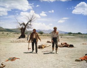 Dans une plaine aride et sableuse sur laquelle on ne trouve qu'un arbre sec et une tombe, Audie Murphy et Burt Lancaster avancent vers nous, harassés comme après une bataille sanglante.