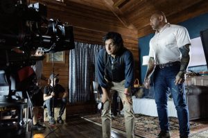 M. Night Shyamalan et Dave Bautista sur le tournage de Knock in the cabin : le réalisateur et son acteur observent la caméra qui leur fait face.