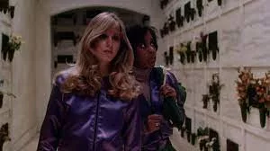Deux jeunes femmes traversent, inquiètes, un columbarium dans le film One dark night.