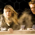 Ewan McGregor et Scarlett Johansson regardent au loin, déboussolés et anxieux, dans le film The Island de Michael Bay.