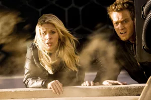 Ewan McGregor et Scarlett Johansson regardent au loin, déboussolés et anxieux, dans le film The Island de Michael Bay.